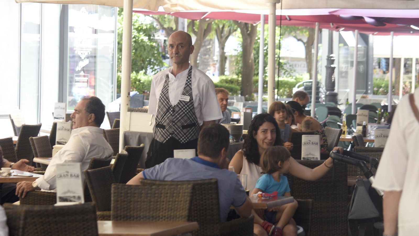 Un camarero trabaja en un restaurante del Centro.