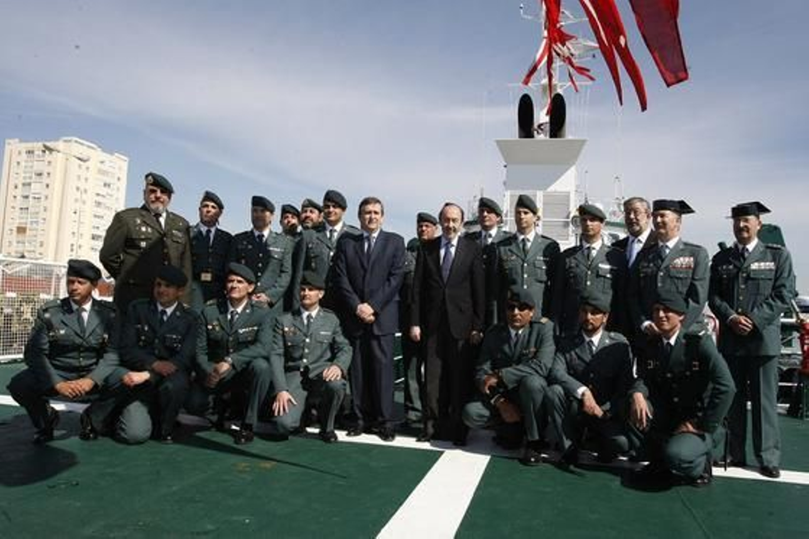 El vicepresidente primero del Gobierno y ministro del Interior, Alfredo Pérez Rubalcaba, ha presentado la patrullera 'Río Segura' "buque insignia" del Servicio Marítimo de la Guardia Civil./José Braza

Foto: Jos?raza