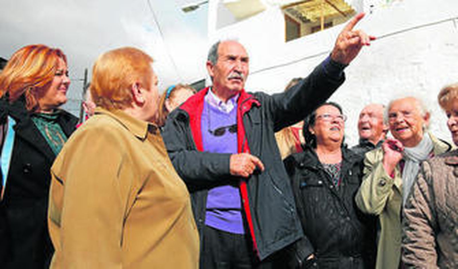 Eleuterio Sánchez conversa con los vecinos de Mangas Verdes.