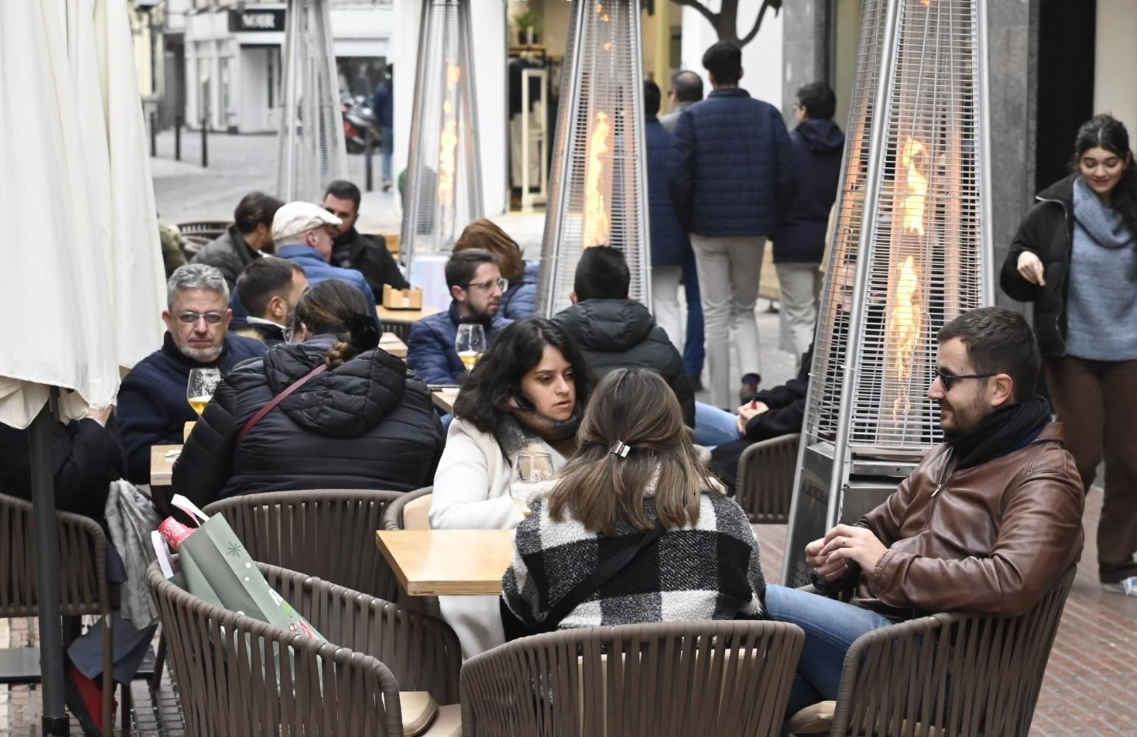 Ambiente en las calles del centro de Córdoba para despedir el año 2023, en imágenes