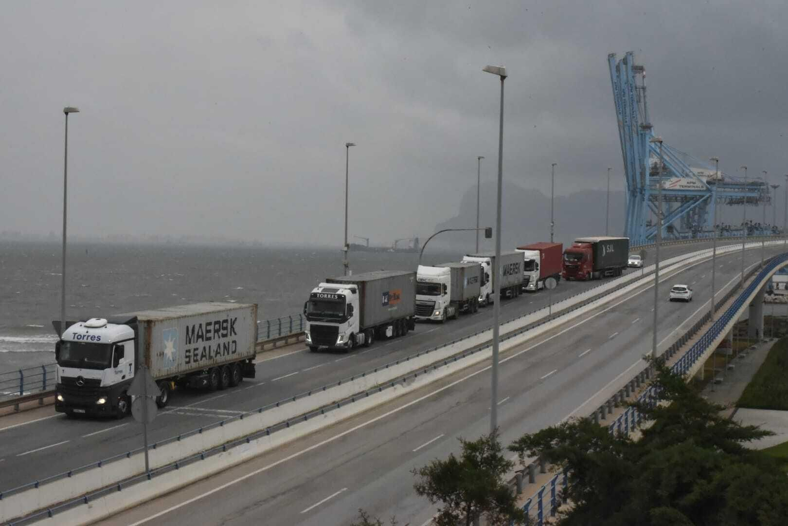 Camiones con contenedores esperan para salir del Puerto de Algeciras.