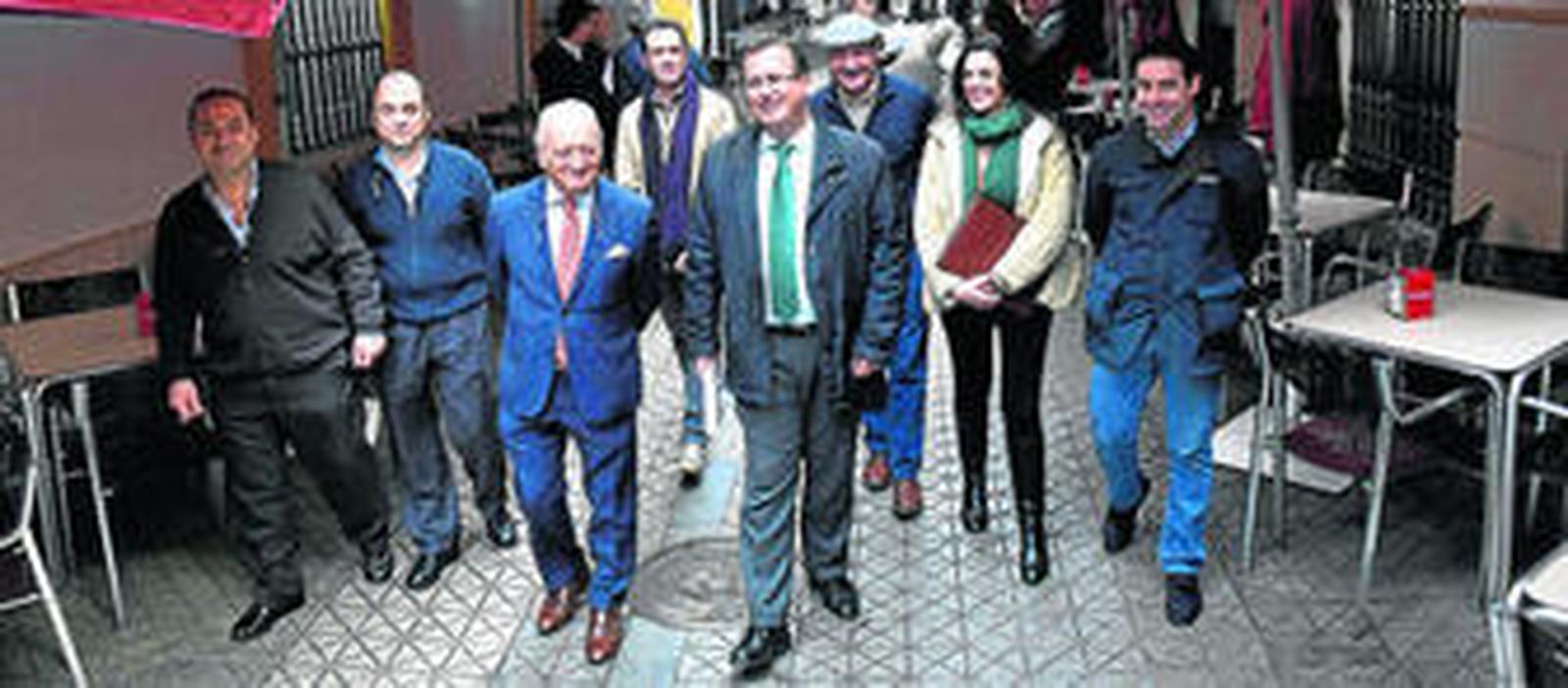 El concejal Juan Carlos Cabrera pasea por la calle Albareda flanqueado por directivos de Emasesa y comerciantes y hosteleros de la zona.