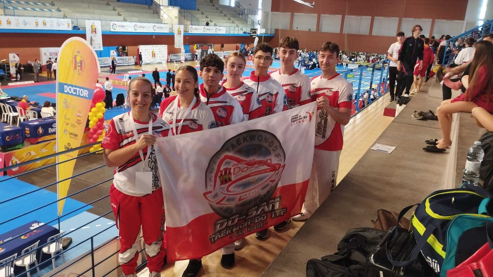 Parte de los representantes del Club Deportivo Do-San San Roque