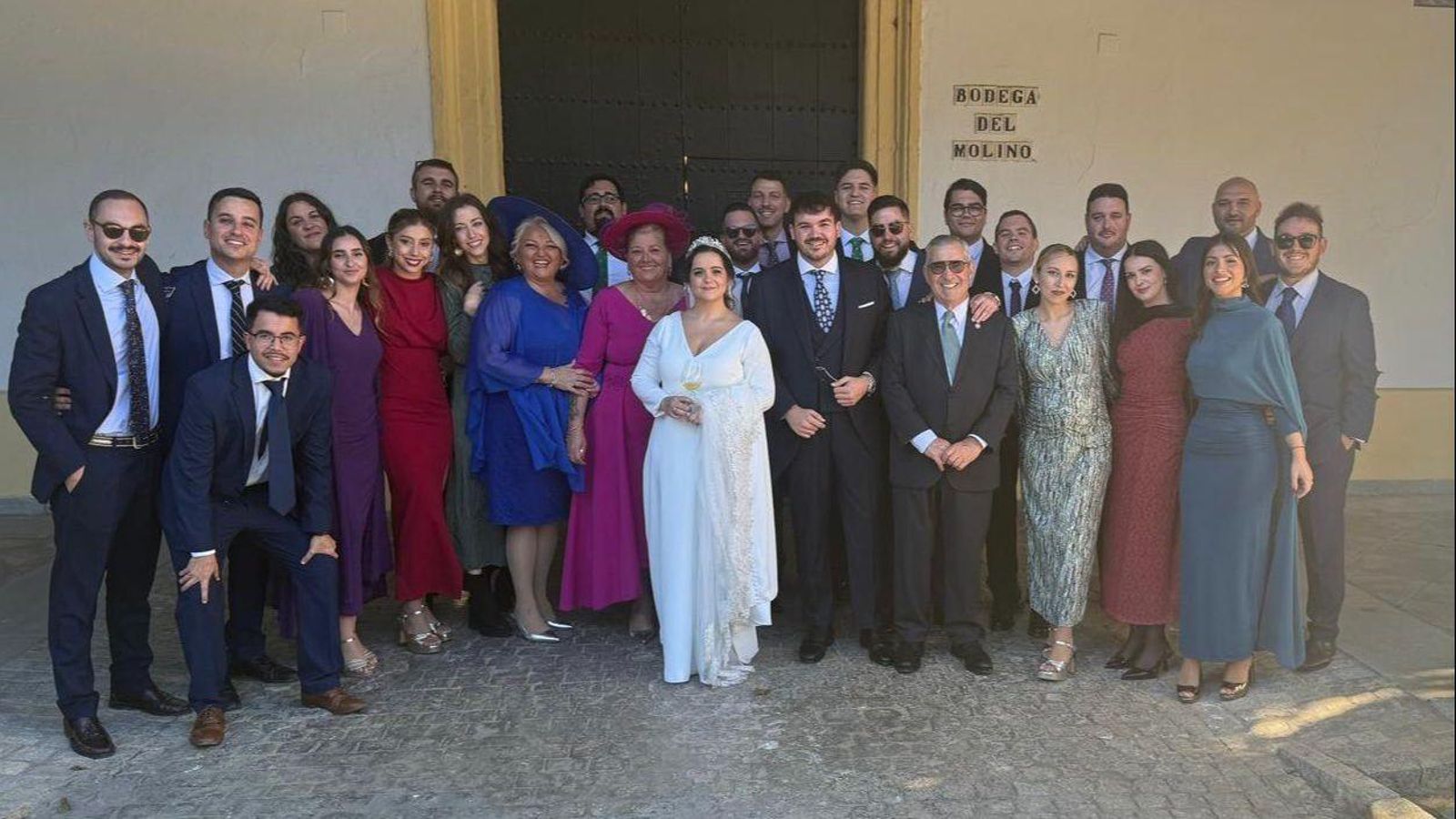Hermi y Álvaro posan radiantes junto a algunos de los invitados a su boda. Hermi y Álvaro posan radiantes junto a algunos de los invitados a su boda.