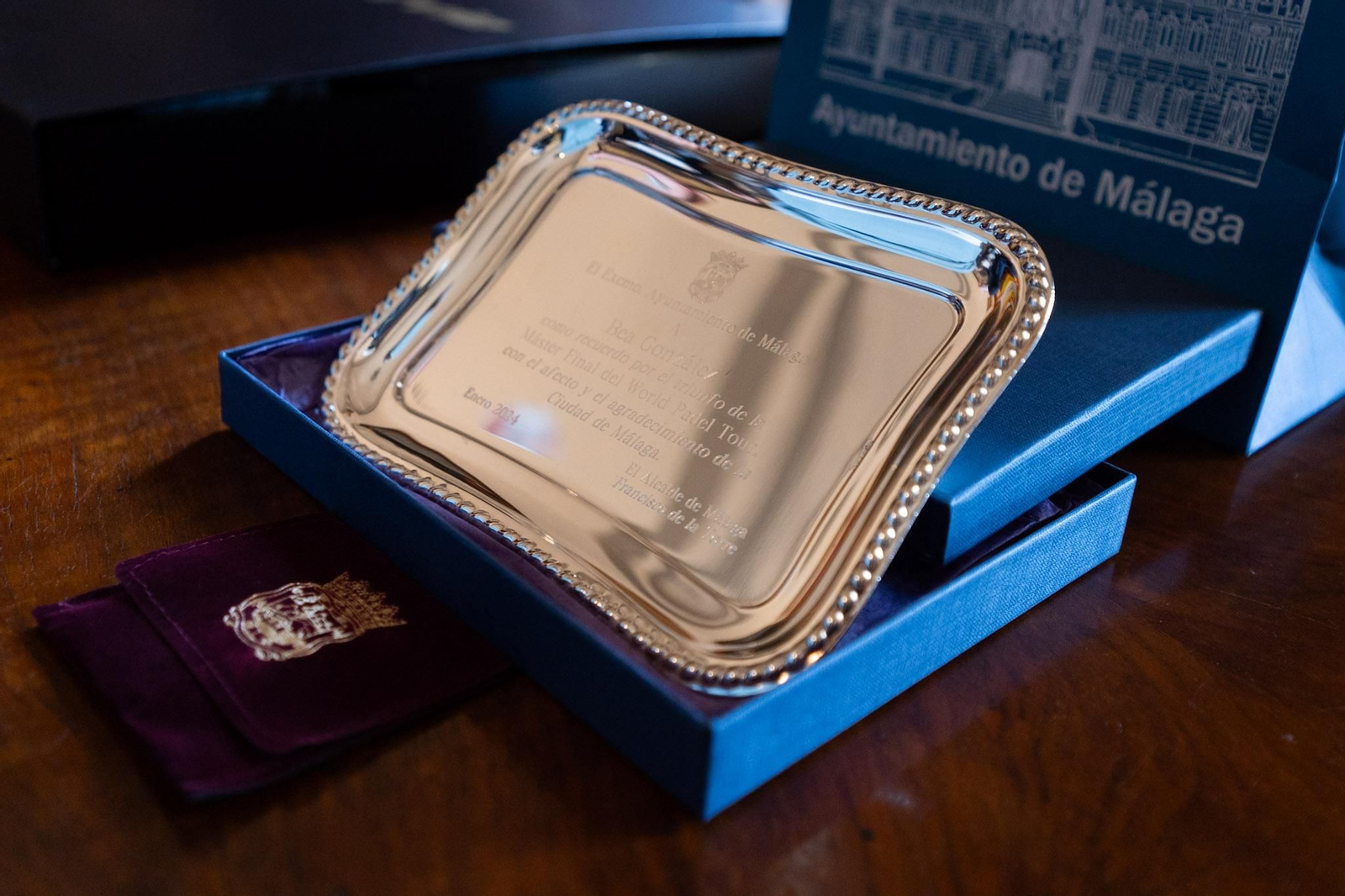 El alcalde De la Torre recibe a Bea González, campeona de pádel