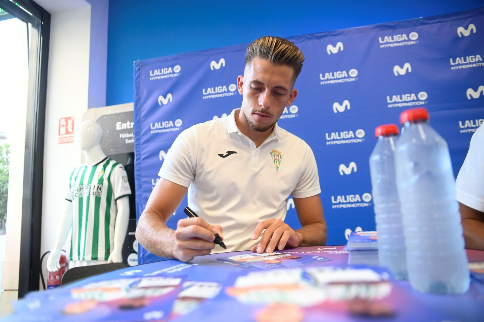 Isma Ruiz en la firma de autógrafos.