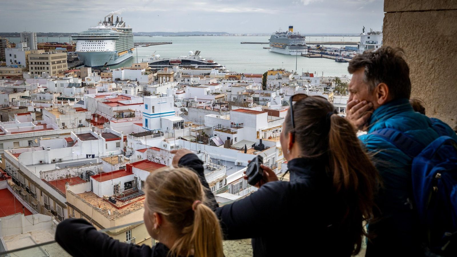 El puerto de Cádiz visto desde las alturas durante una de las muchas concentraciones de cruceros que se dan a lo largo del año..