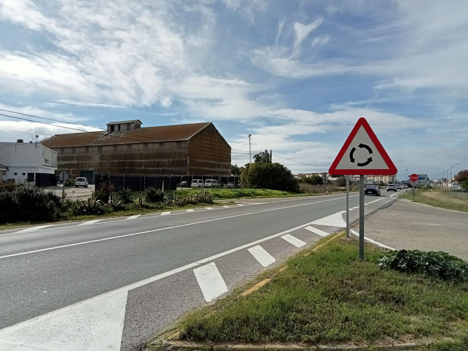 La carretera A-394, que cruza todo el municipio en forma de travesía, tiene un tráfico intenso de camiones