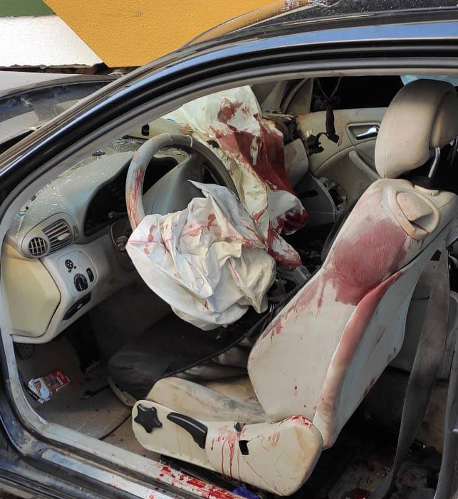 Los cuatro ocupantes del turismo quedaron atrapados en su interior