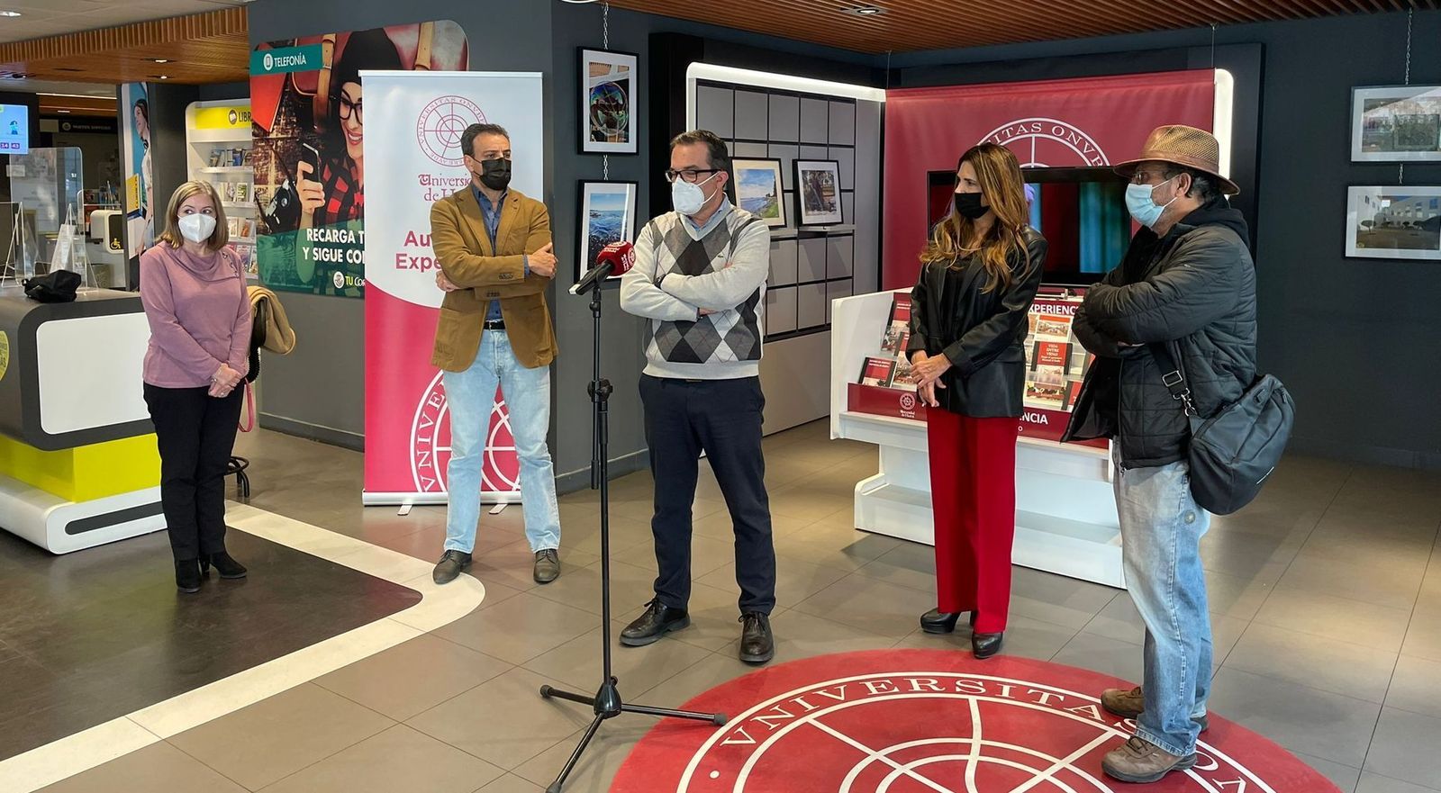 Inaguración de la exposición del Aula de Experiencia en la Oficina de Correos de la avenida de Italia.