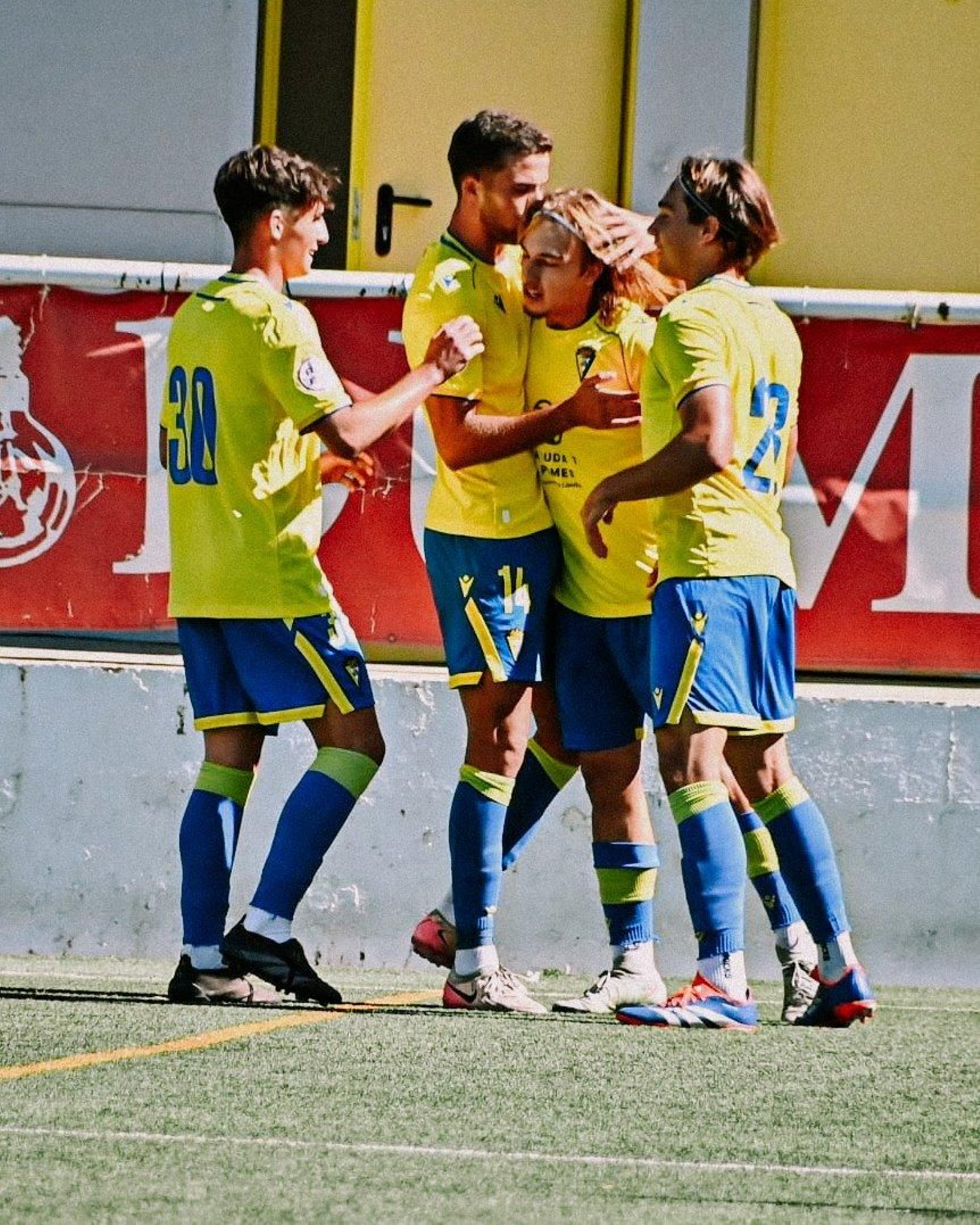 Los jugadores abrazan a Luis Simón después de su gol.