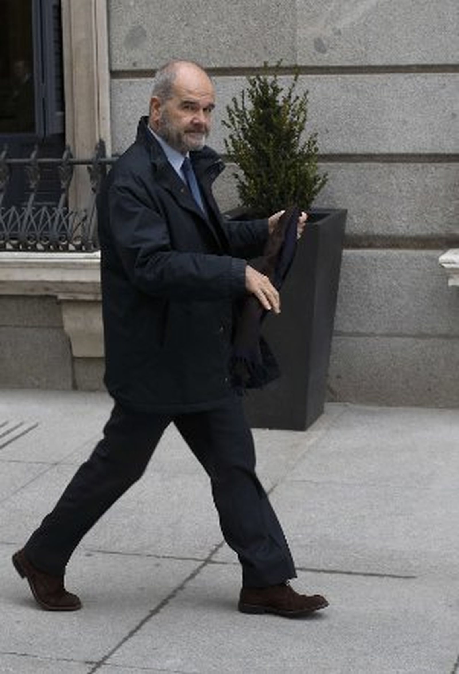 Chaves marca distancias con Griñán