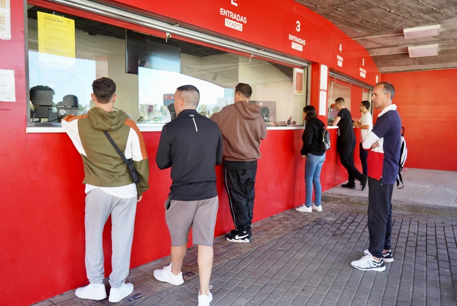 Imágenes de las colas de la afición del Granada CF