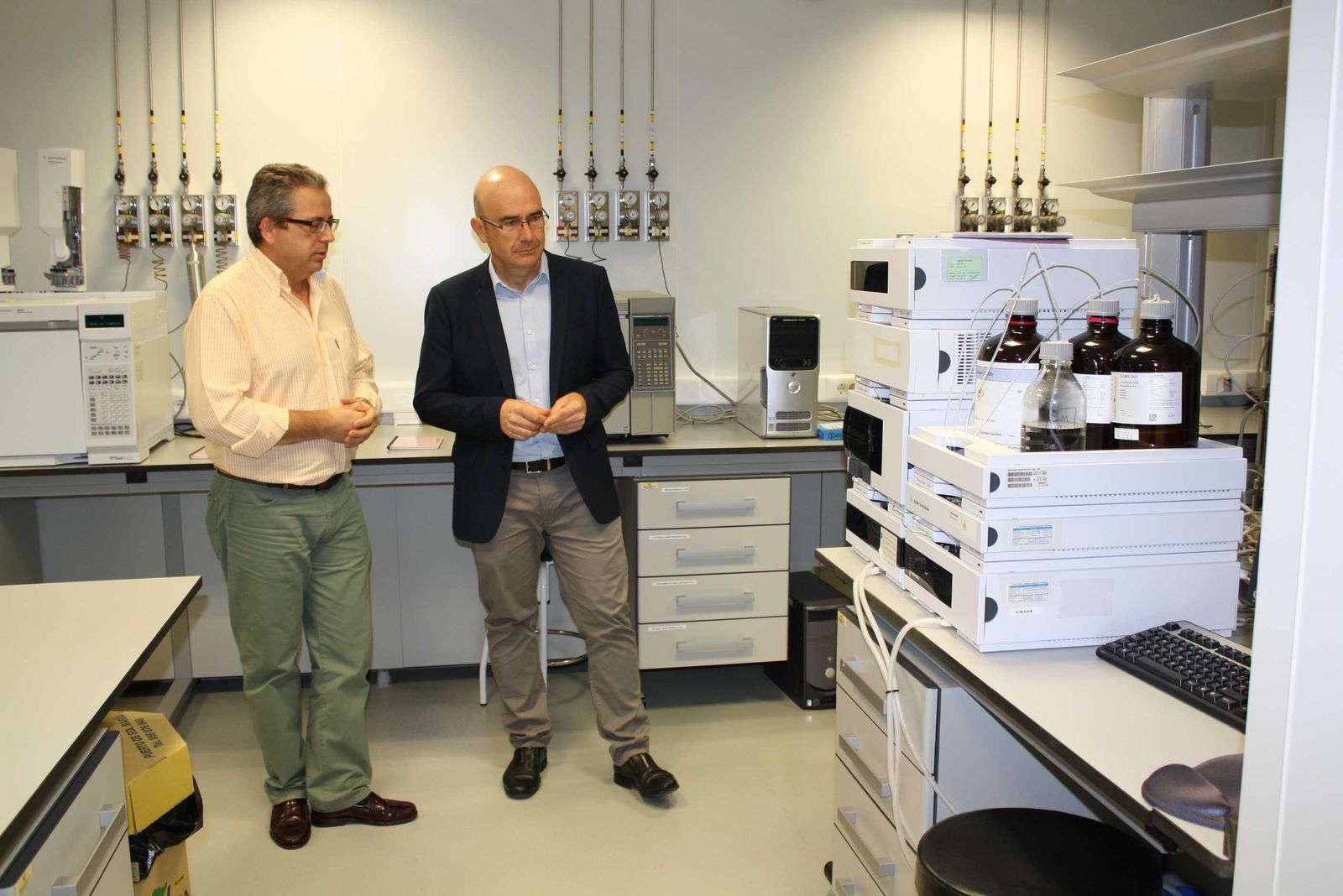 Visita de Manuel Carmona a las instalaciones de los laboratorios.