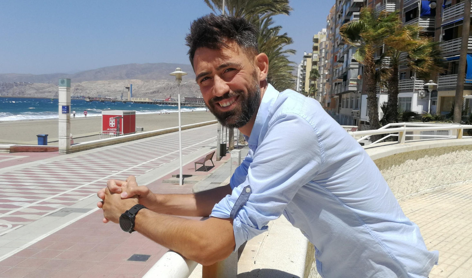 Molo posa para este diario en el Paseo Marítimo de la capital almeriense.