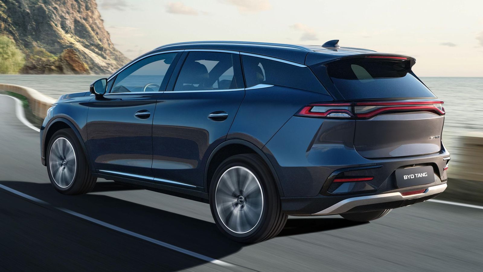 La potencia no ha variado respecto al modelo lanzado en 2022, pero la batería y, consecuentemente, la autonomía sí lo han hecho: se ha pasado de los anteriores 86.4 kWh y 400 km a los actuales 108,8 kWh y 530 km