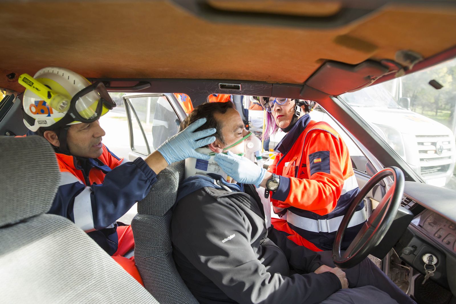 Efectivos del 061 atienden a una persona en un accidente.