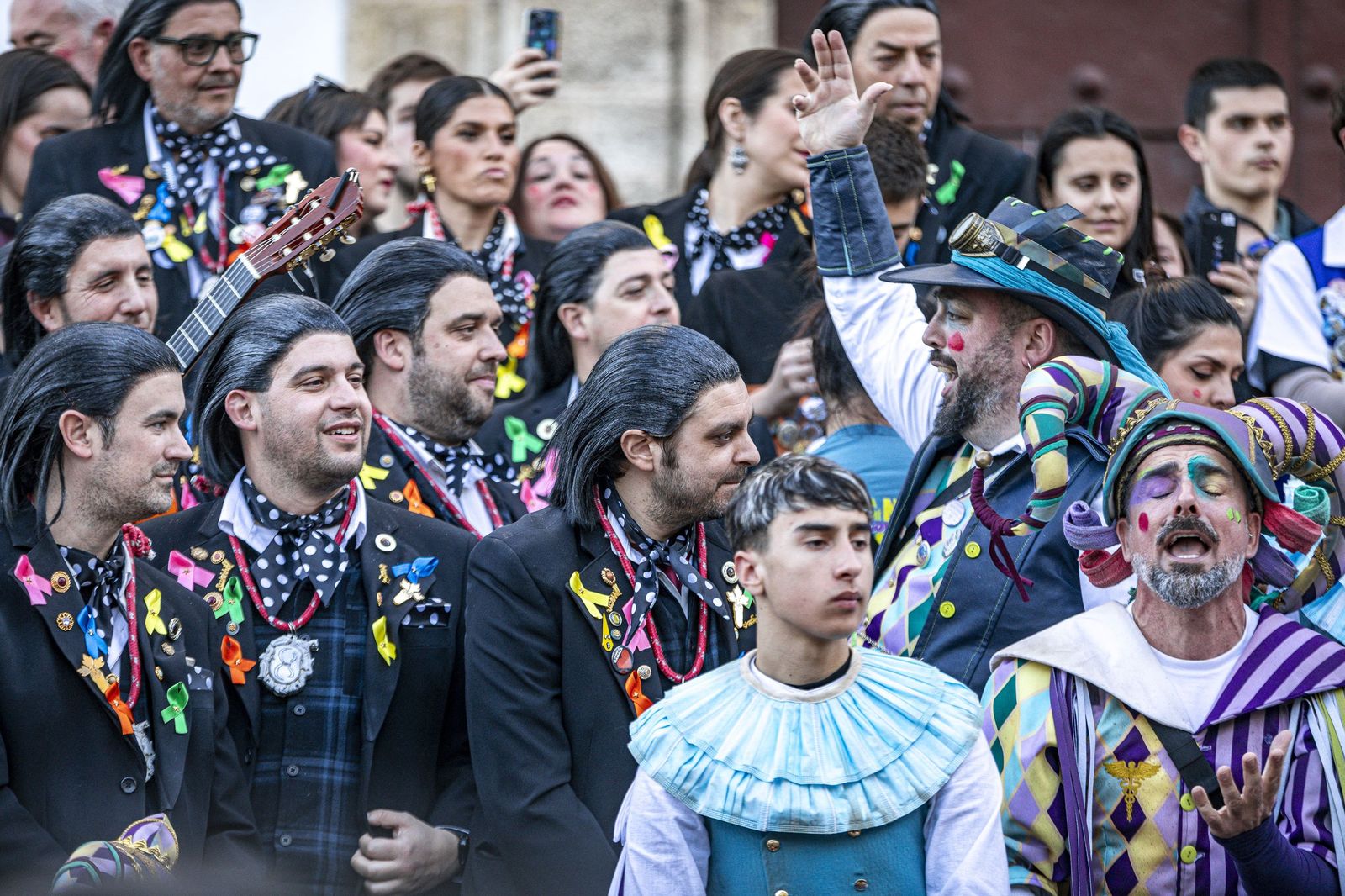 El multitudinario encuentro entre los dos primeros premios del Carnaval de Cádiz, en imágenes