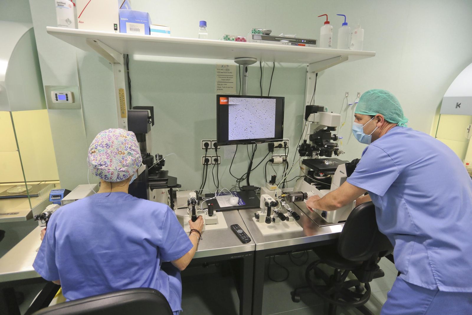 Dos profesionales del Centro Gutenberg trabajando.