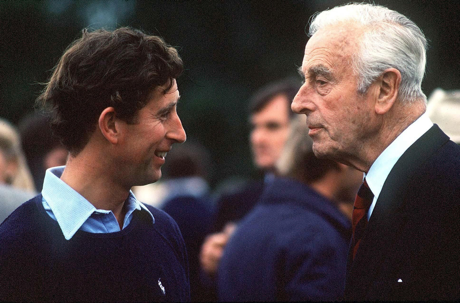 Louis Mountbatten haciendo confidencias al príncipe de Gales, al que consideraba como un nieto.