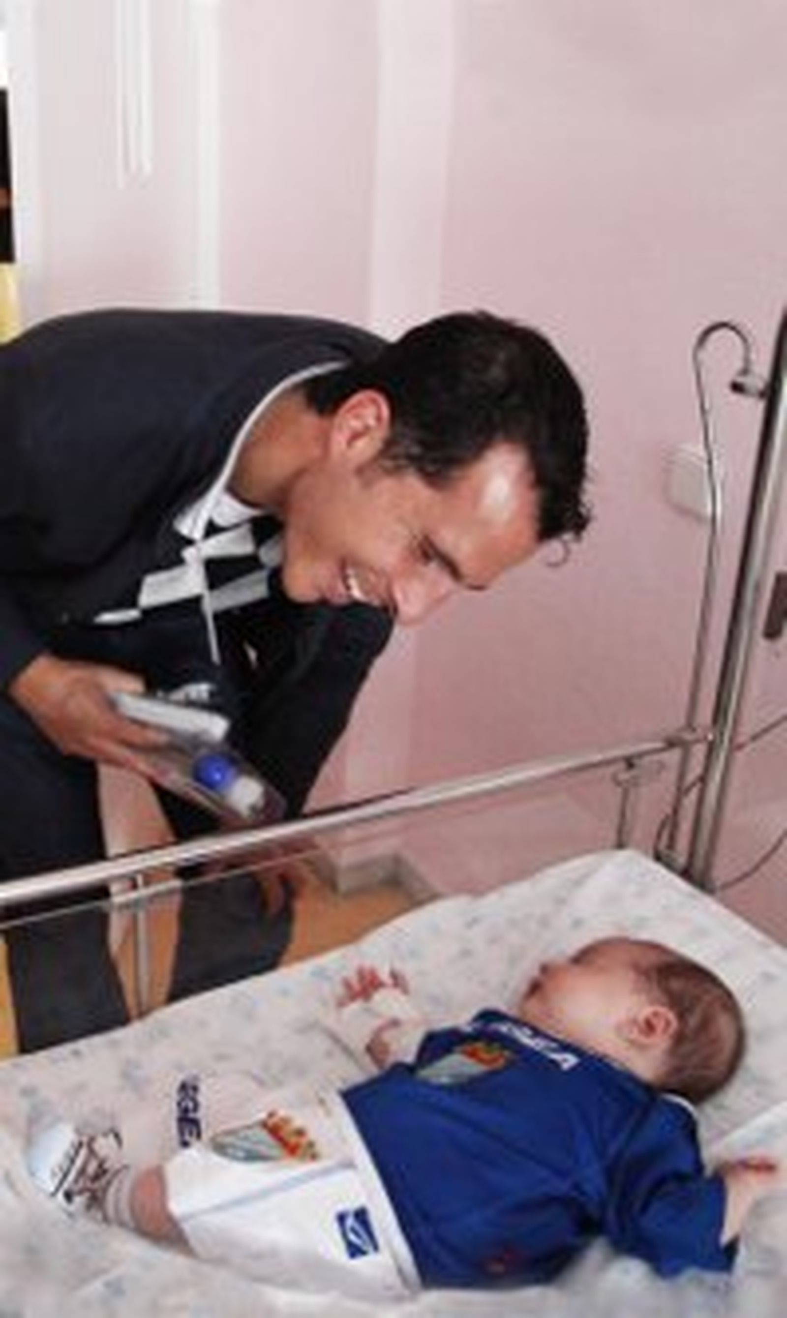 La plantilla reparte ilusión y regalos a los niños del Hospital