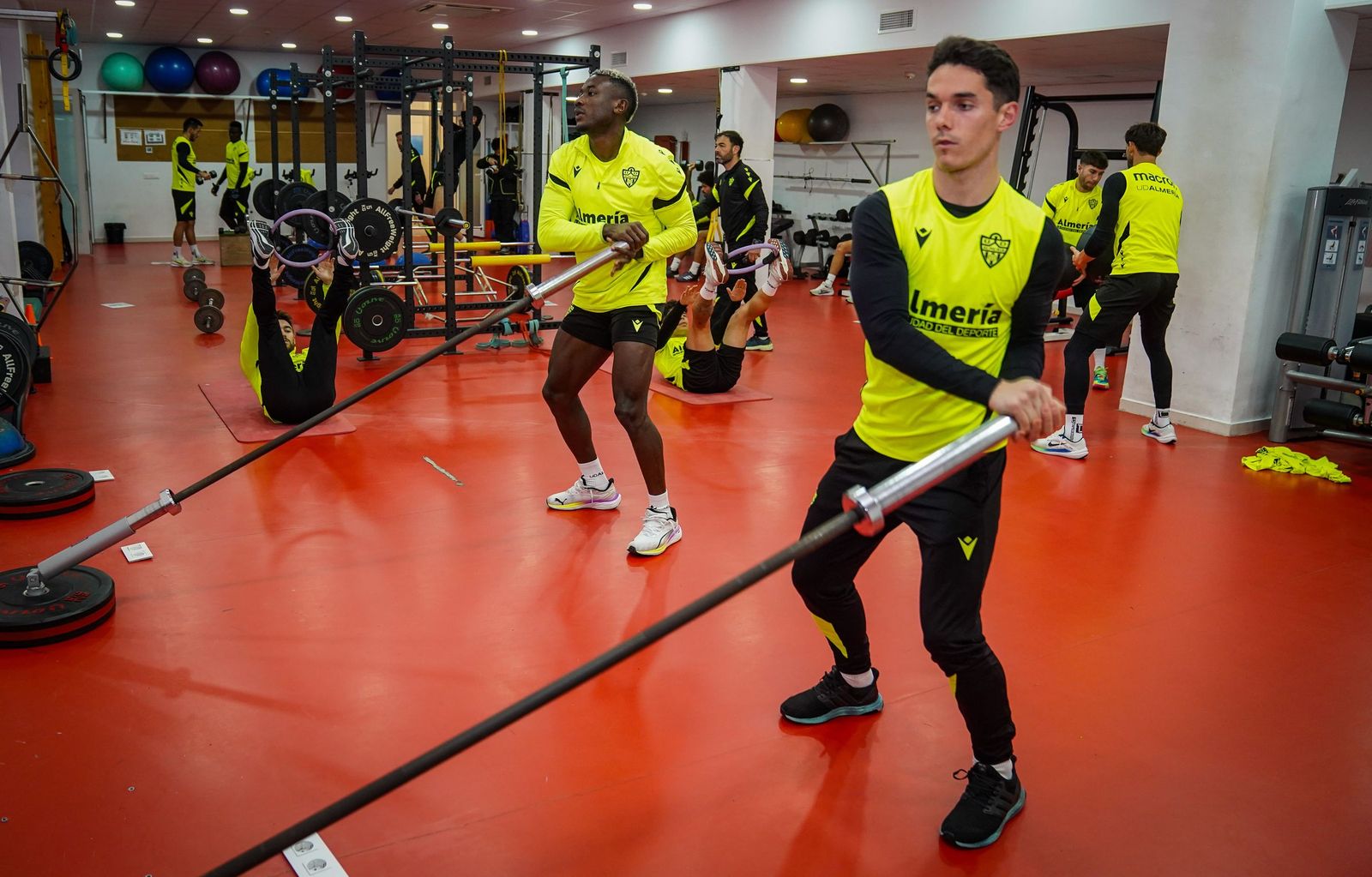 Arribas realiza un ejercicio con una barra de pesas junto a Soko