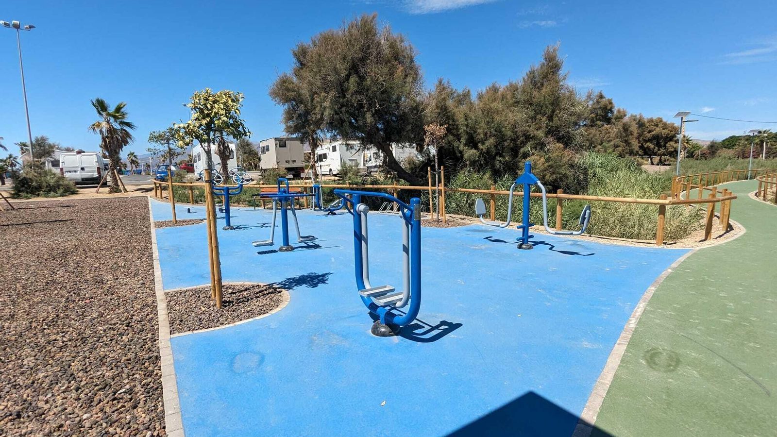 Conjunto de aparatos biosaludables en la ruta de calistenia propuesta.