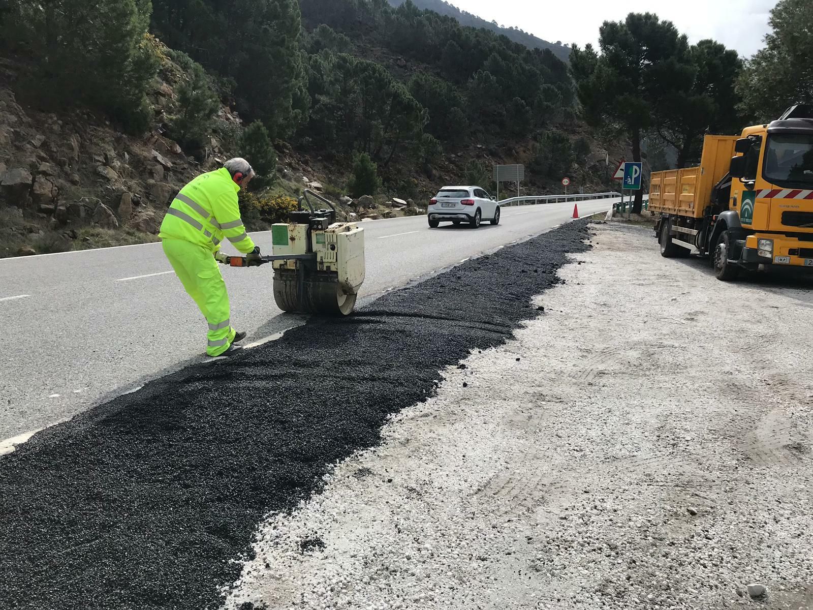 Un operario extiende asfalto sobre una carretera andaluza.