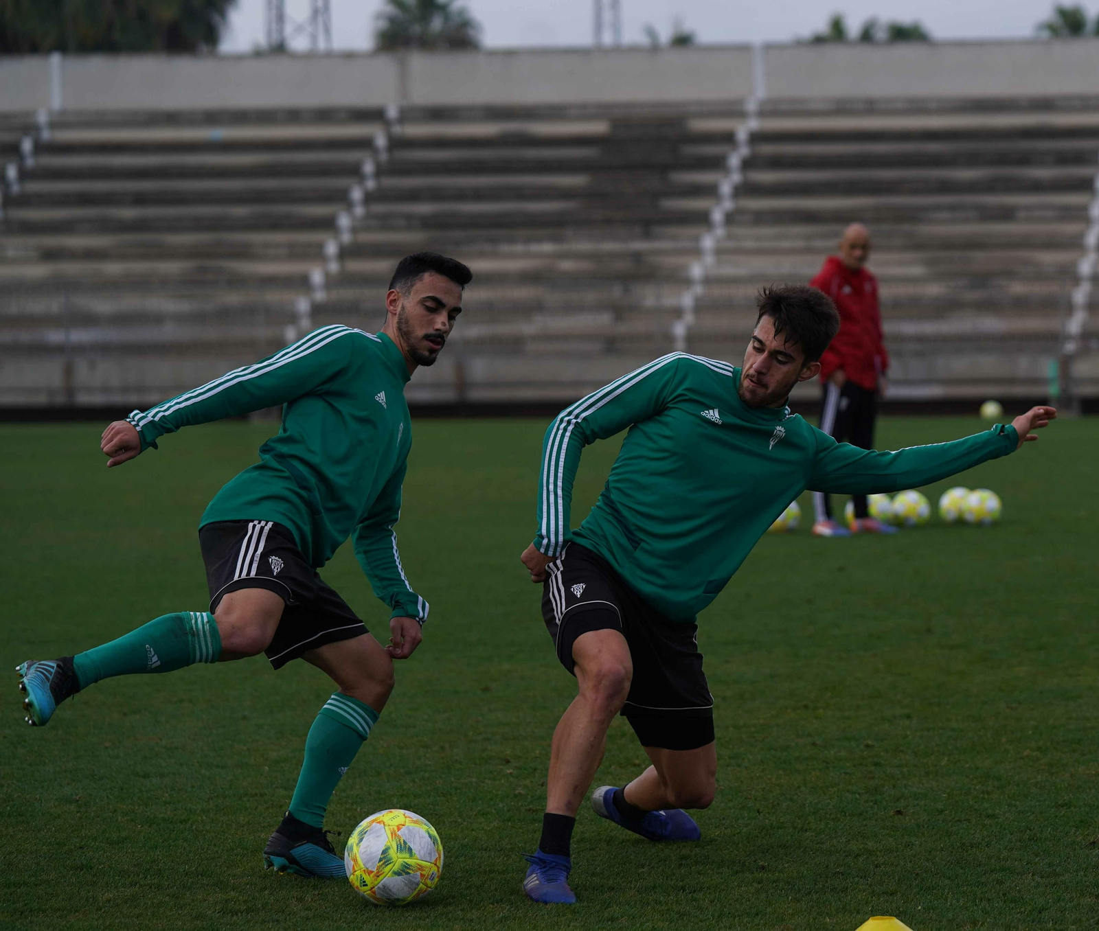 Antonio Moyano y Ángel Moreno pugnan por un balón durante un partidillo de entrenamiento.