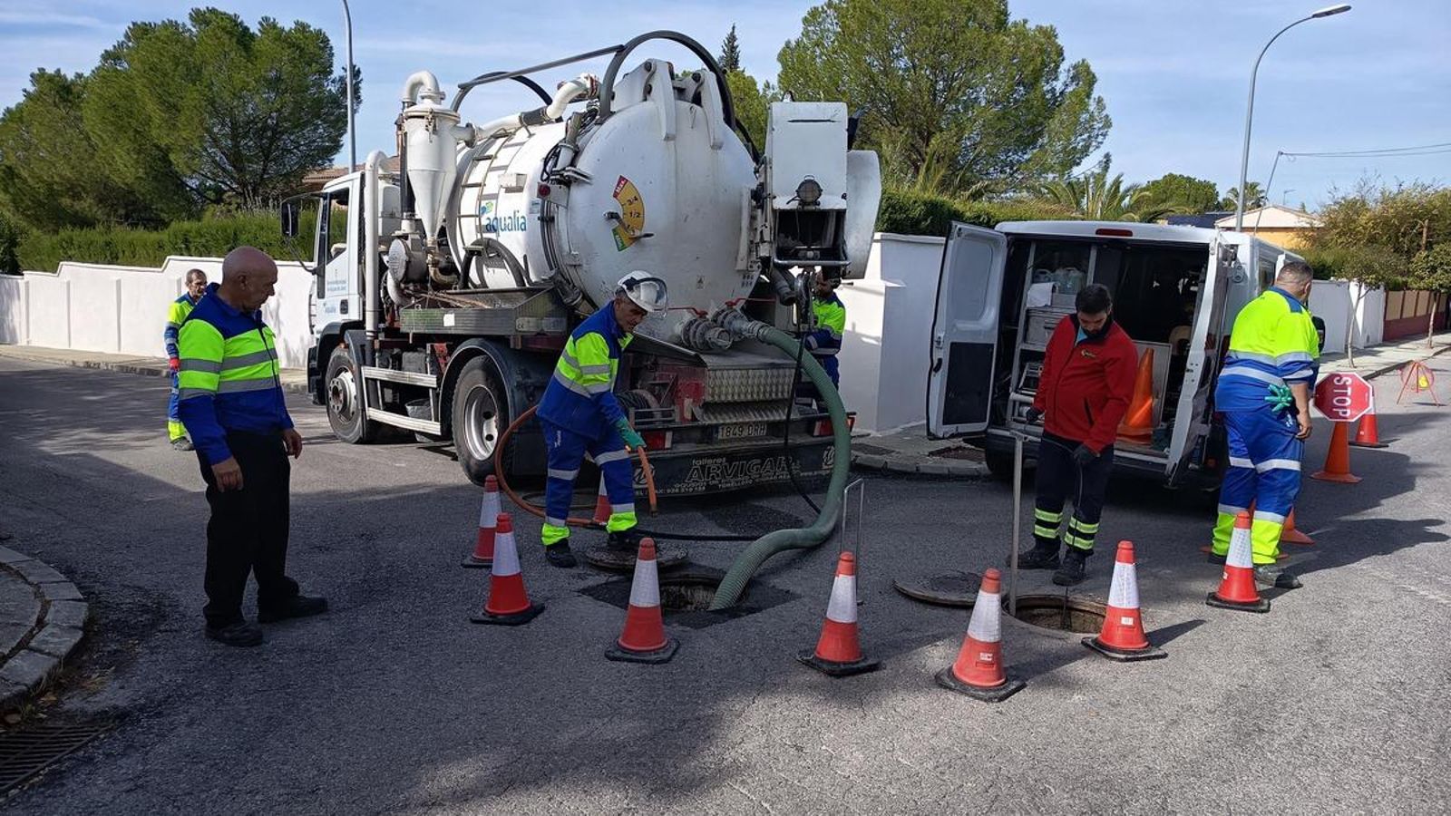 Juan Antonio Gómez, a la izquierda, supervisa los trabajos en el Puente Tablas.