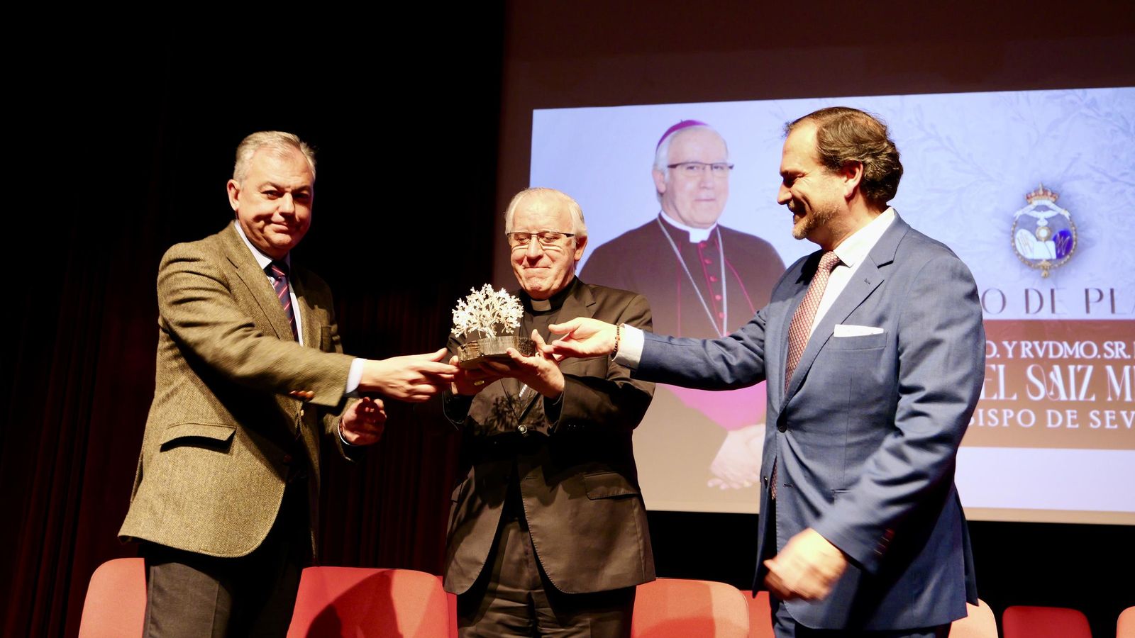 José Luis Sanz, Saiz Meneses y Manuel del Cuvillo (hermano mayor) durante la entrega del premio