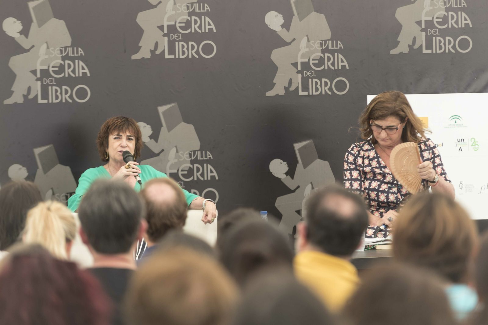 Rosa Montero, junto a Encarnación Aguilar, de la UIMP.