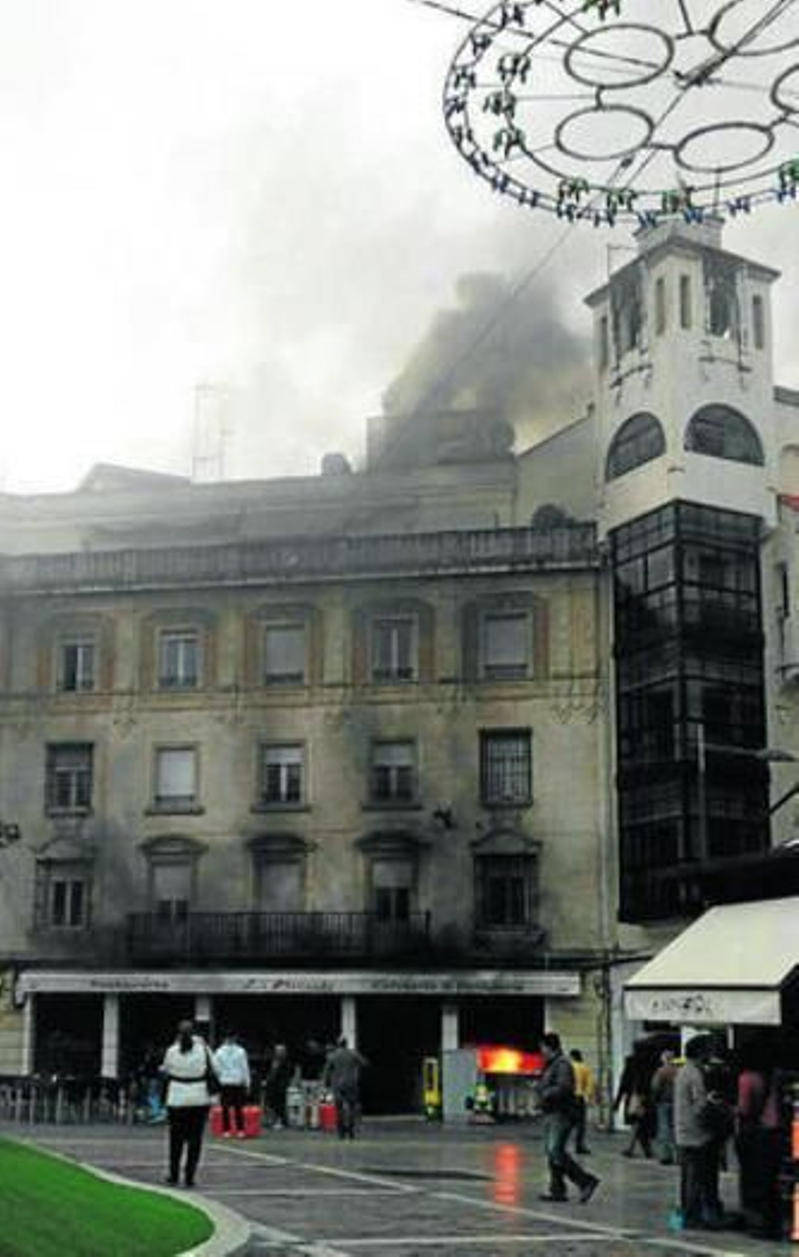 Primeros momentos del incendio, con llamas en la cocina del establecimiento y una densa humareda negra.