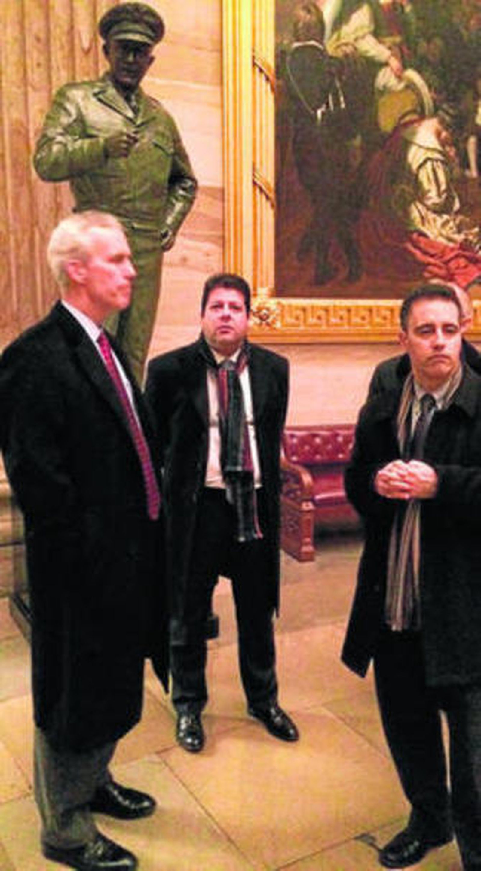 Picardo (c), García (d) y Davis visitan la estatua del General Eisenhower.
