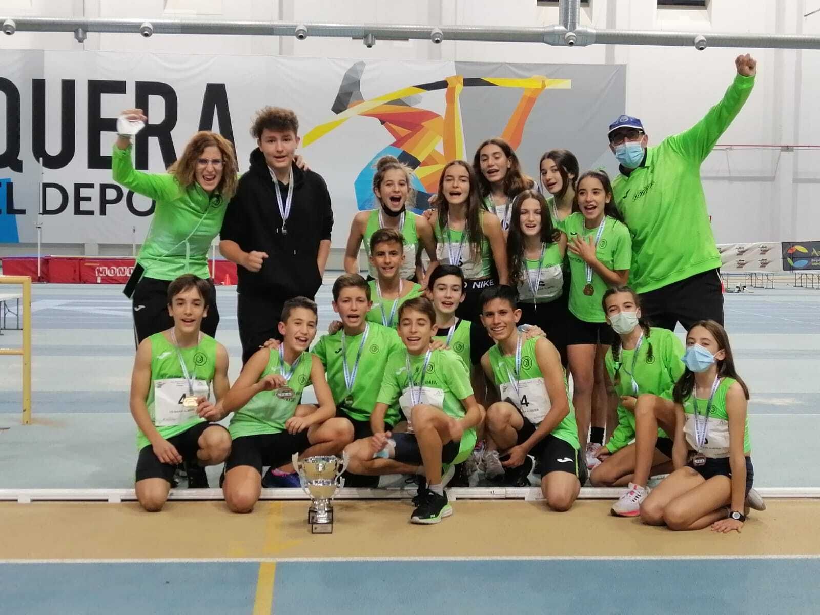 Los atletas del Bahía de Almería celebran su buen papel en la competición