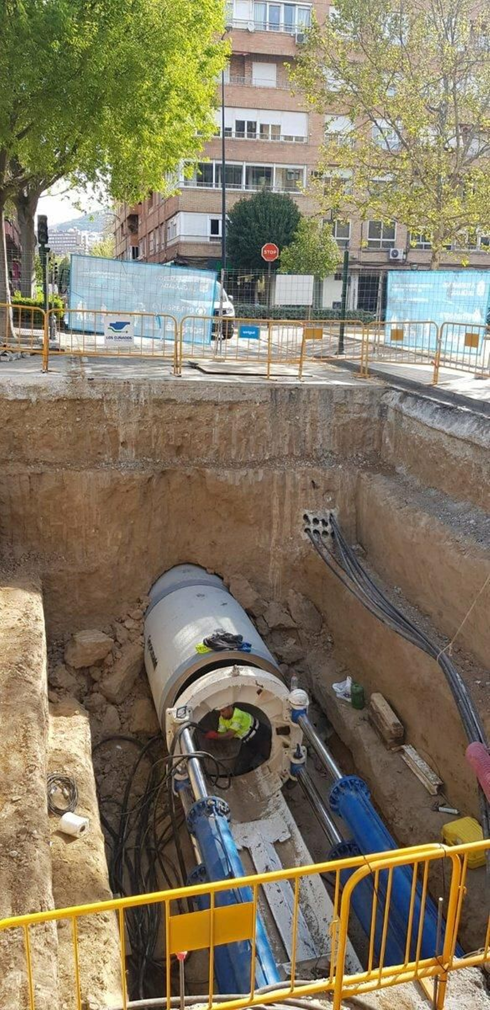 Instalación de la tubería bajo Camino de Ronda sin cortar el tráfico