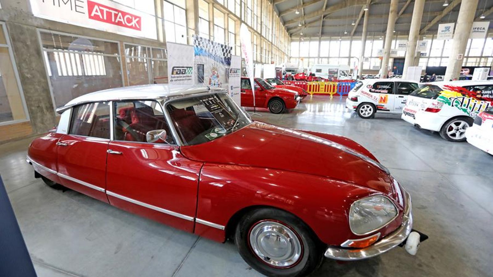 El vehículo más antiguo del Salón: el Citröen DS de los años 60.