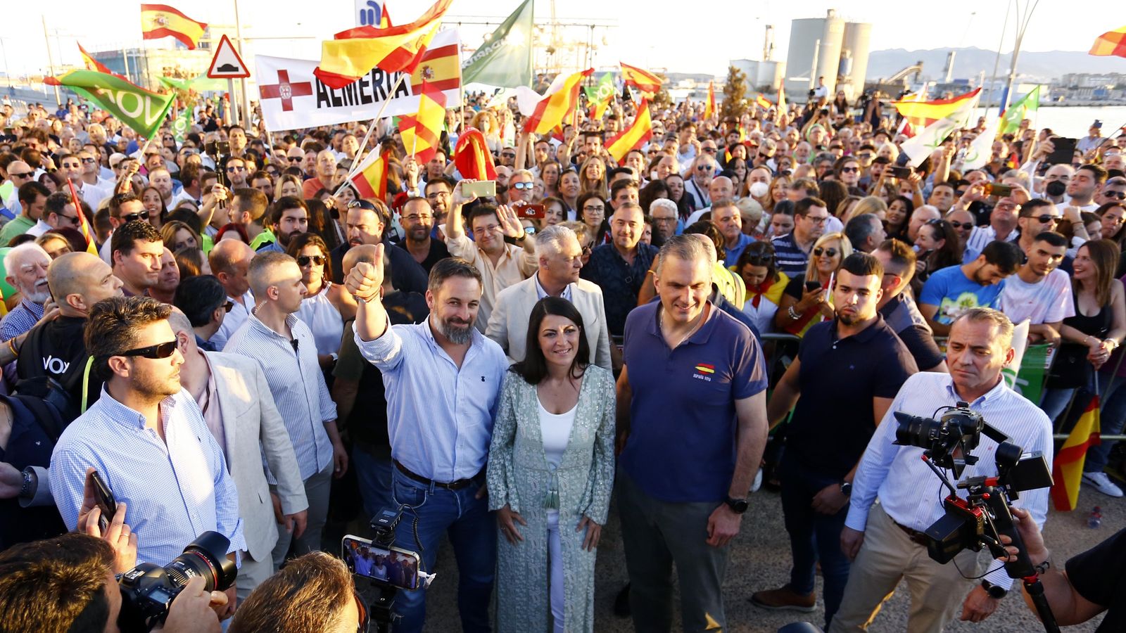 Abascal, Olana y Ortega Smith rodeados del público en el acto de precampaña de este viernes en Málaga.