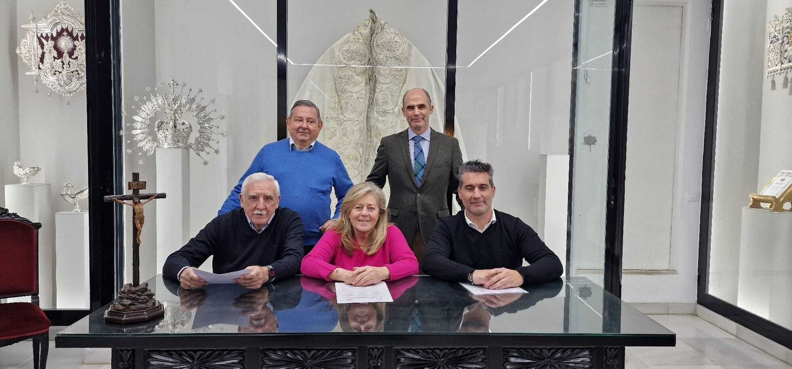 Firma del contrato entre todas las partes