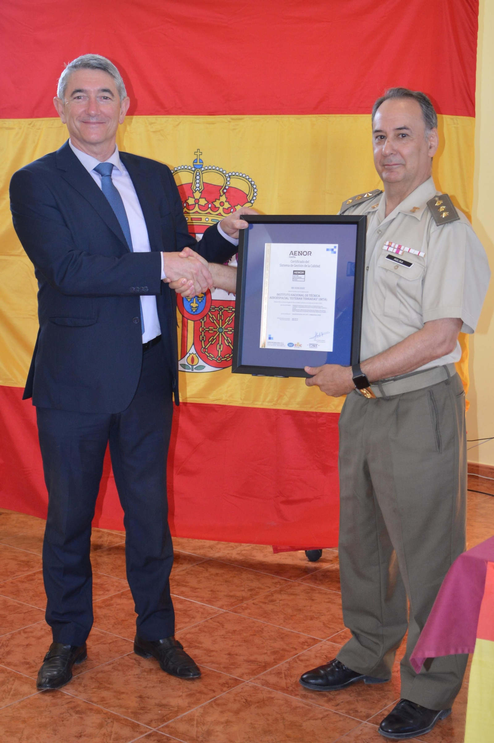 Antonio Pérez (izquierda) entrega el certificado al director José Luis Molina.