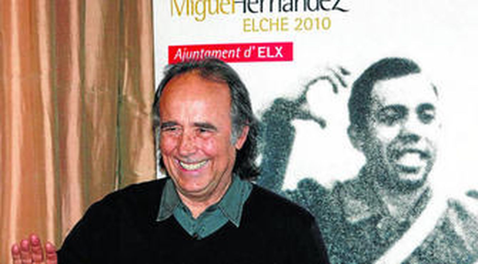 Joan Manuel Serrat, ante un cartel de Miguel Hernández durante la presentación del disco en Madrid.