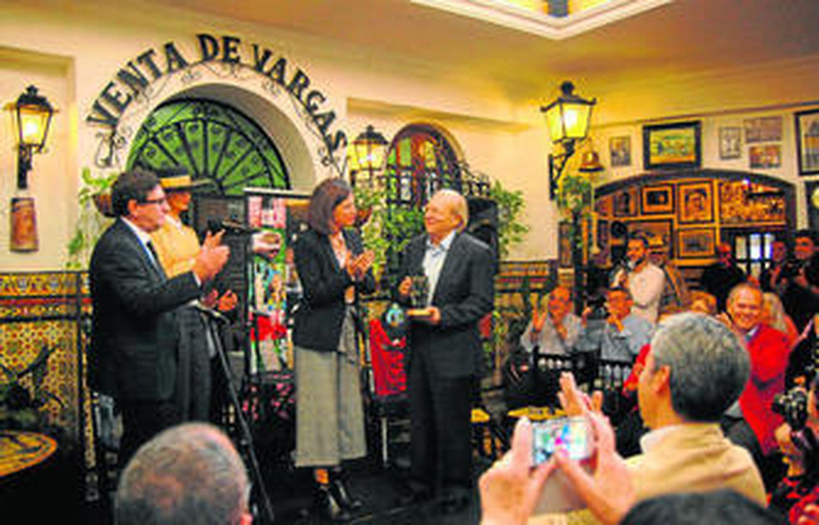 'El Lebrijano', con el premio Leyenda del Flamenco en las manos, junto a la alcaldesa, y el periodista Antonio Atienza, aplaudido por el público.