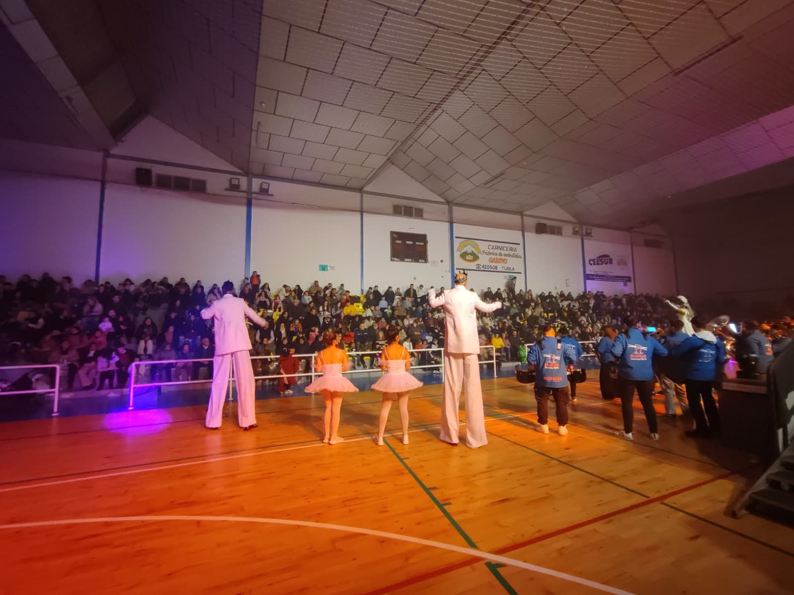 Los Reyes Magos realizan un espectacular acto en Tíjola: el público disfruta de música y bailes