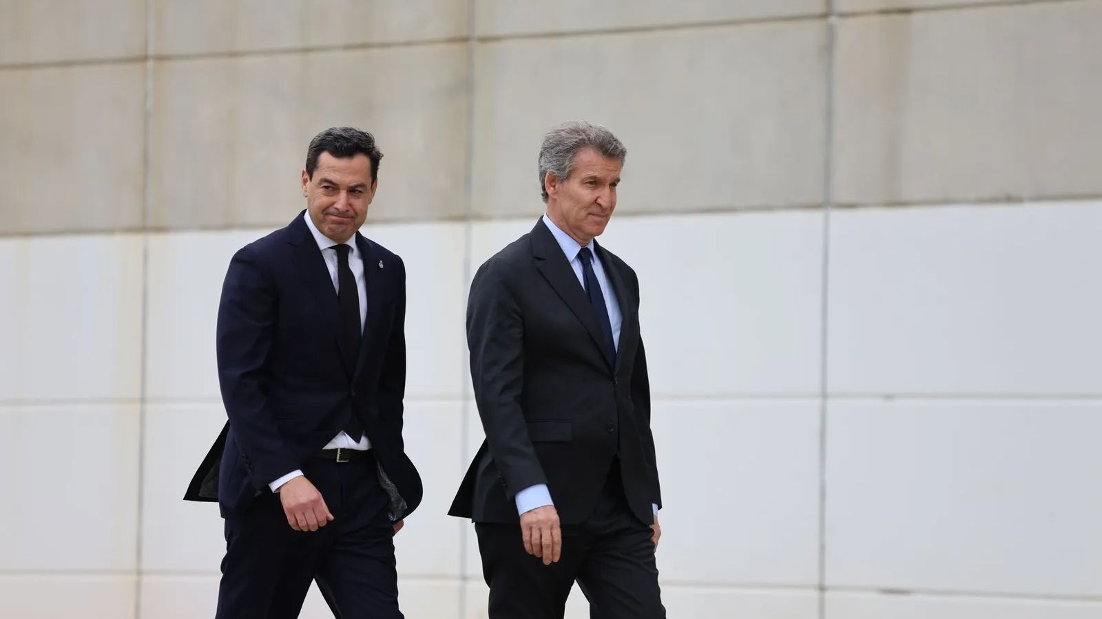 Llegada de Juanma Moreno y Alberto Núñez Feijóo al funeral por las víctimas de Adamuz en Huelva.