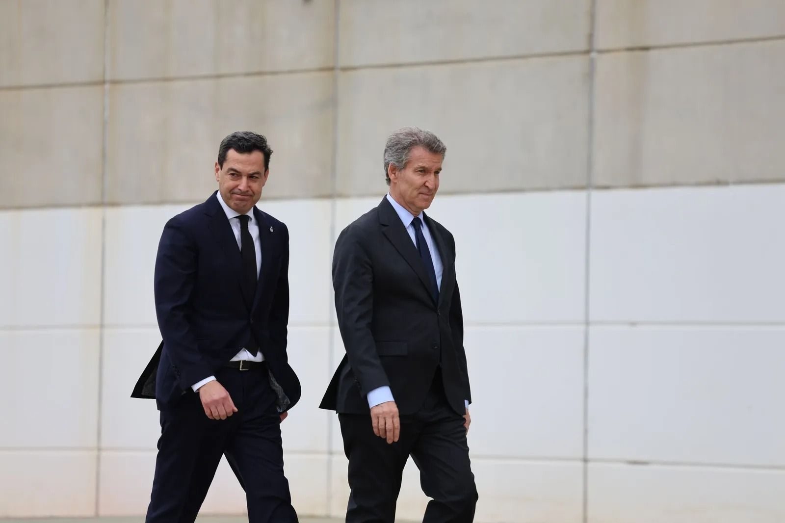 Llegada de Juanma Moreno, Feijóo y todas las autoridades al funeral por las víctimas de Adamuz en Huelva.