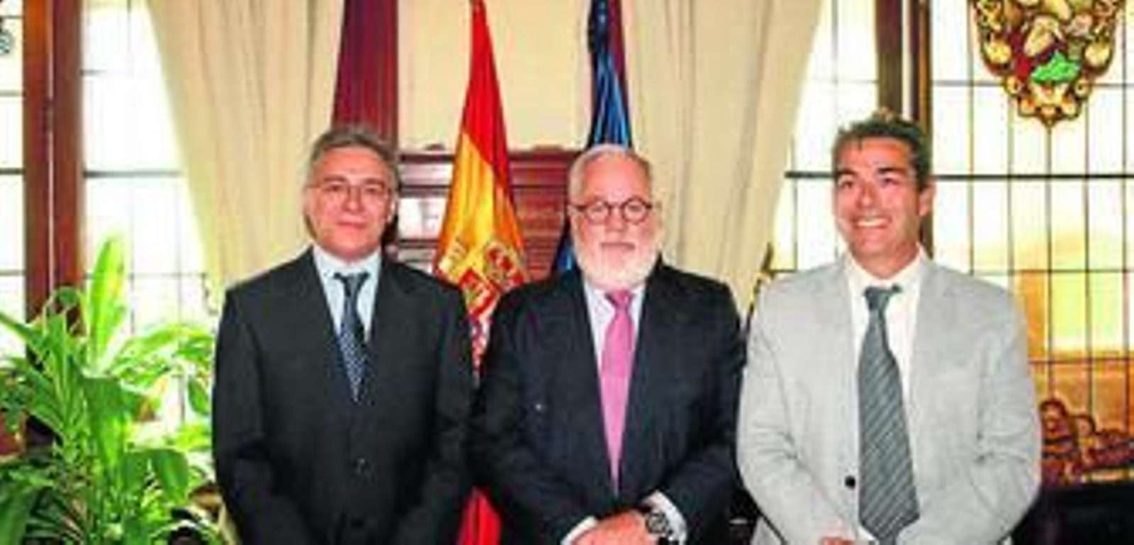 Casanova, Arias Cañete y Sevilla, ayer en el Ministerio, en Madrid.