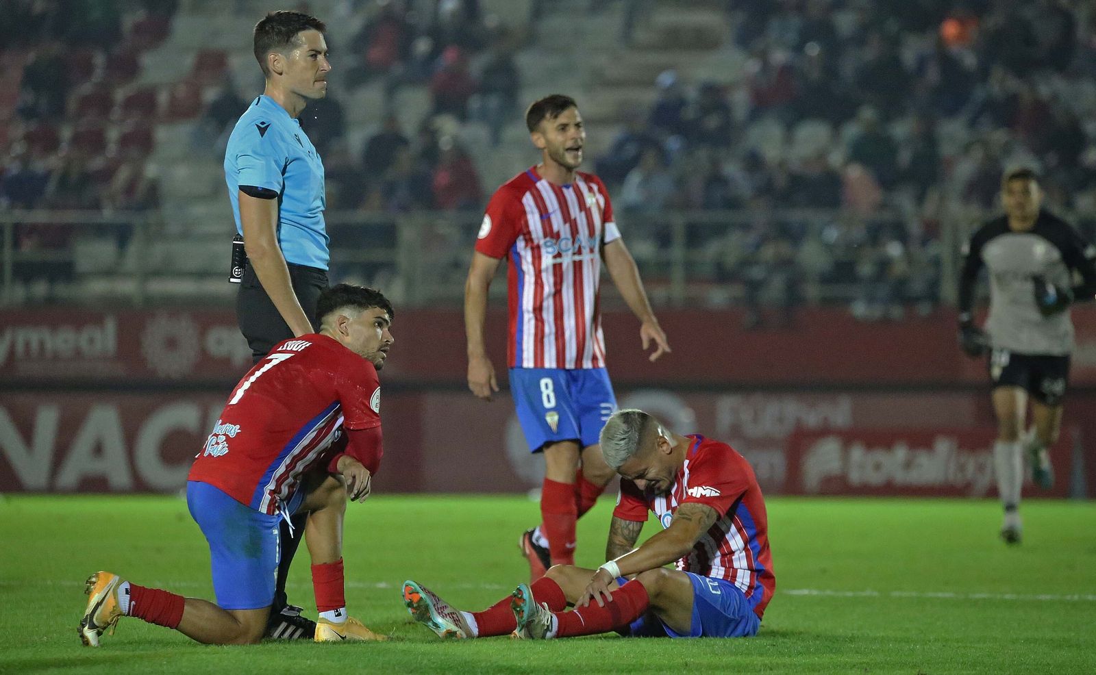 Tomás se duele antes de pedir el cambio por lesión.