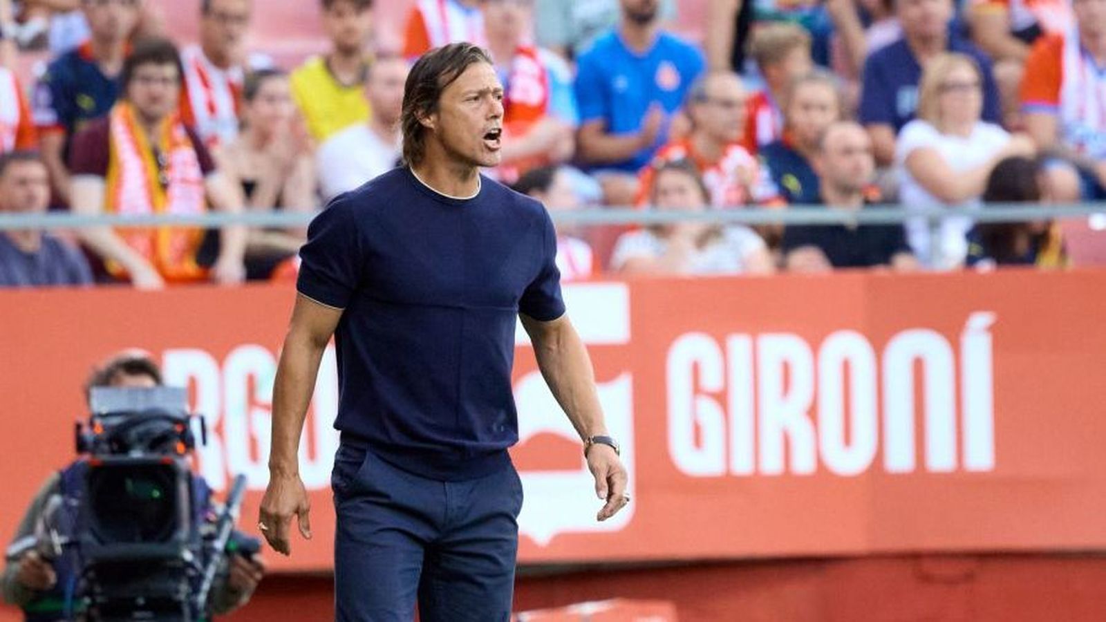 Almeyda da instrucciones a los jugadores del Sevilla en Montilivi