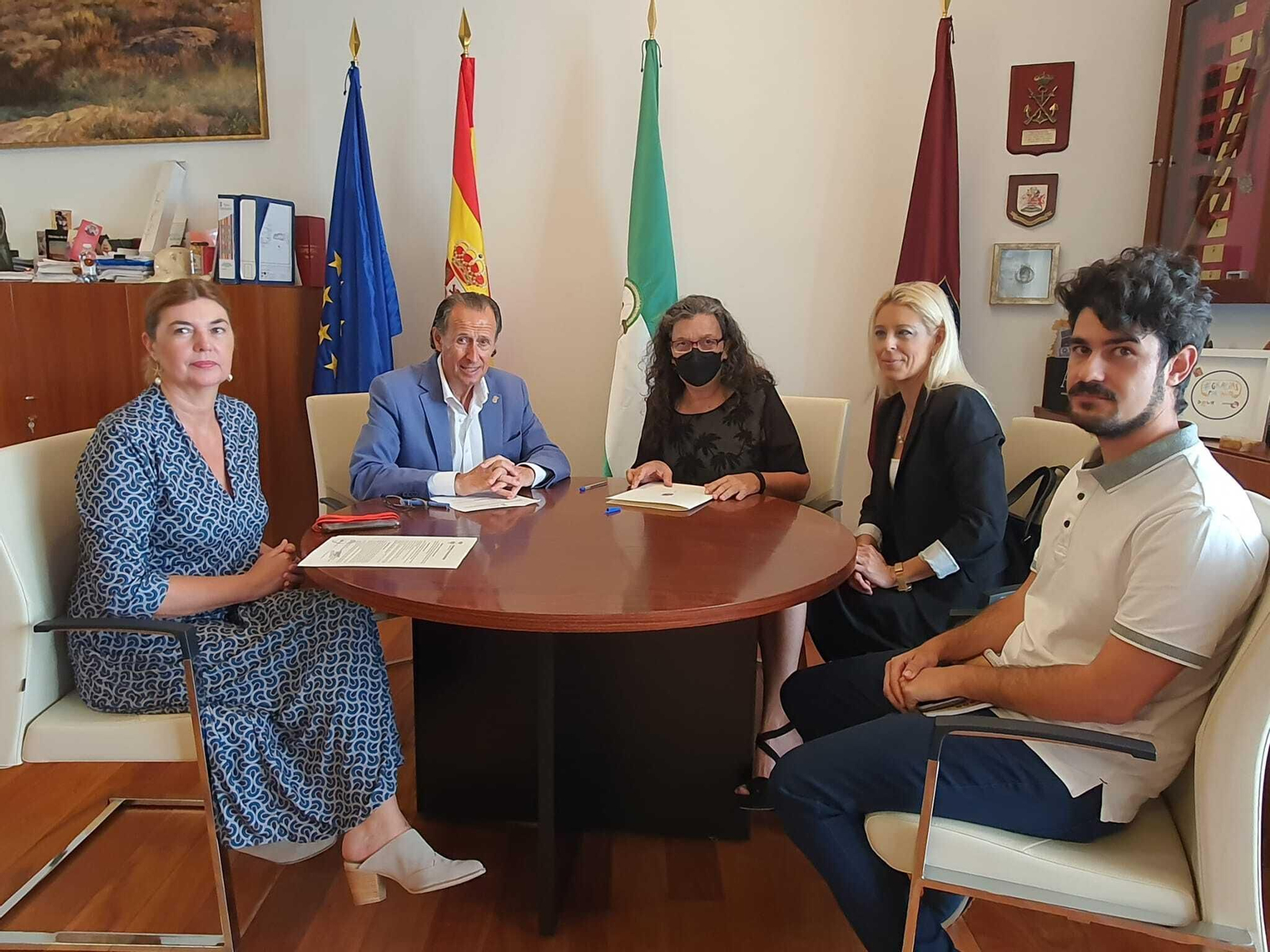 El alcalde de Chiclana, José María Román, y la presidenta de la Asociación de Mujeres con Discapacidad de Chiclana, Patricia Bernal.