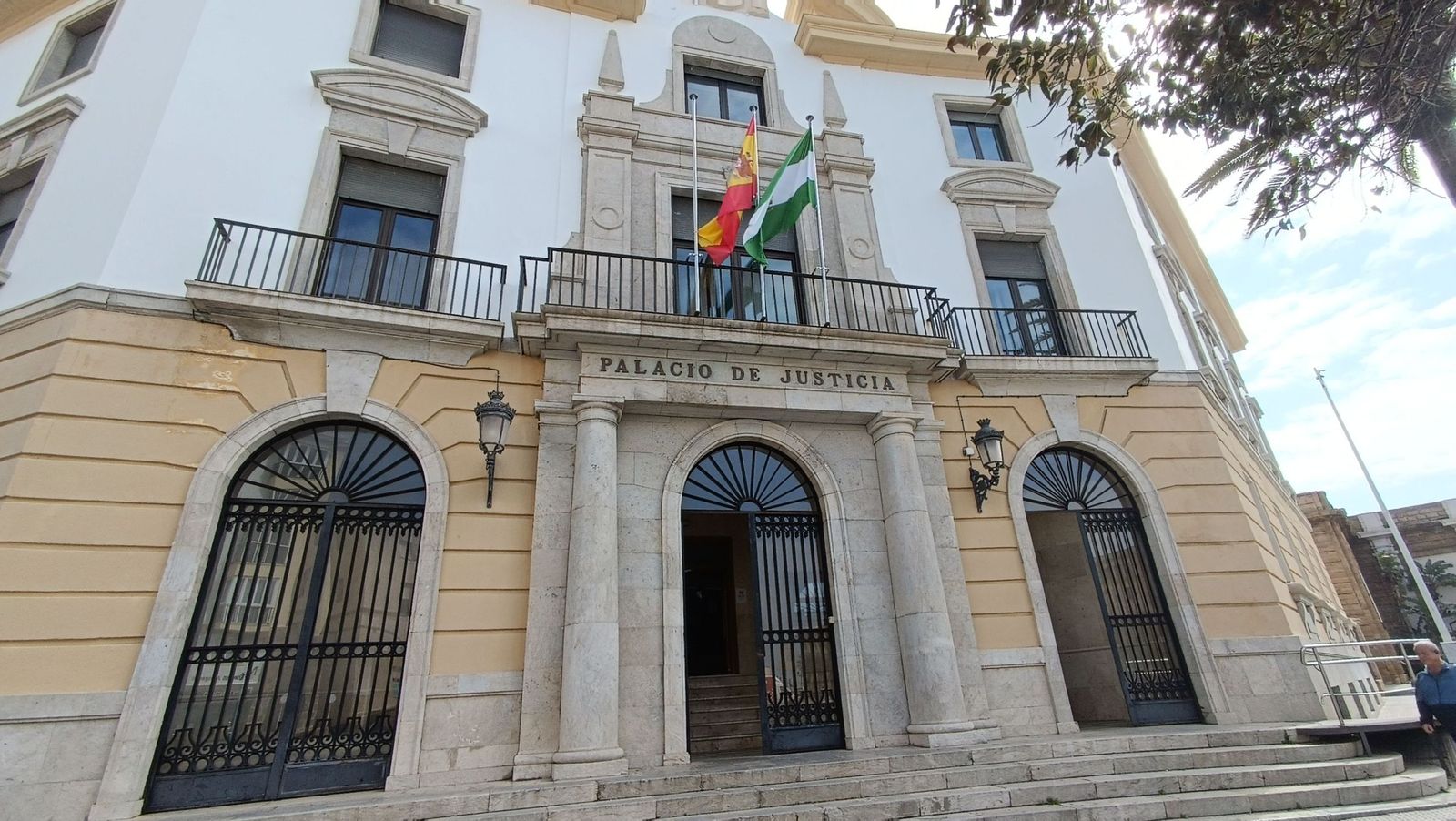 Acceso al Palacio de Justicia de Cádiz.